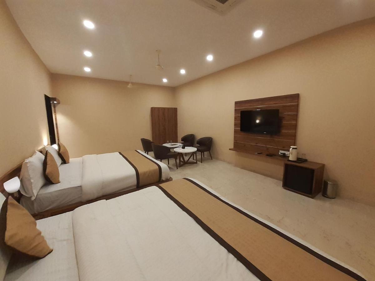 Hotel Bharat Кота Екстериор снимка